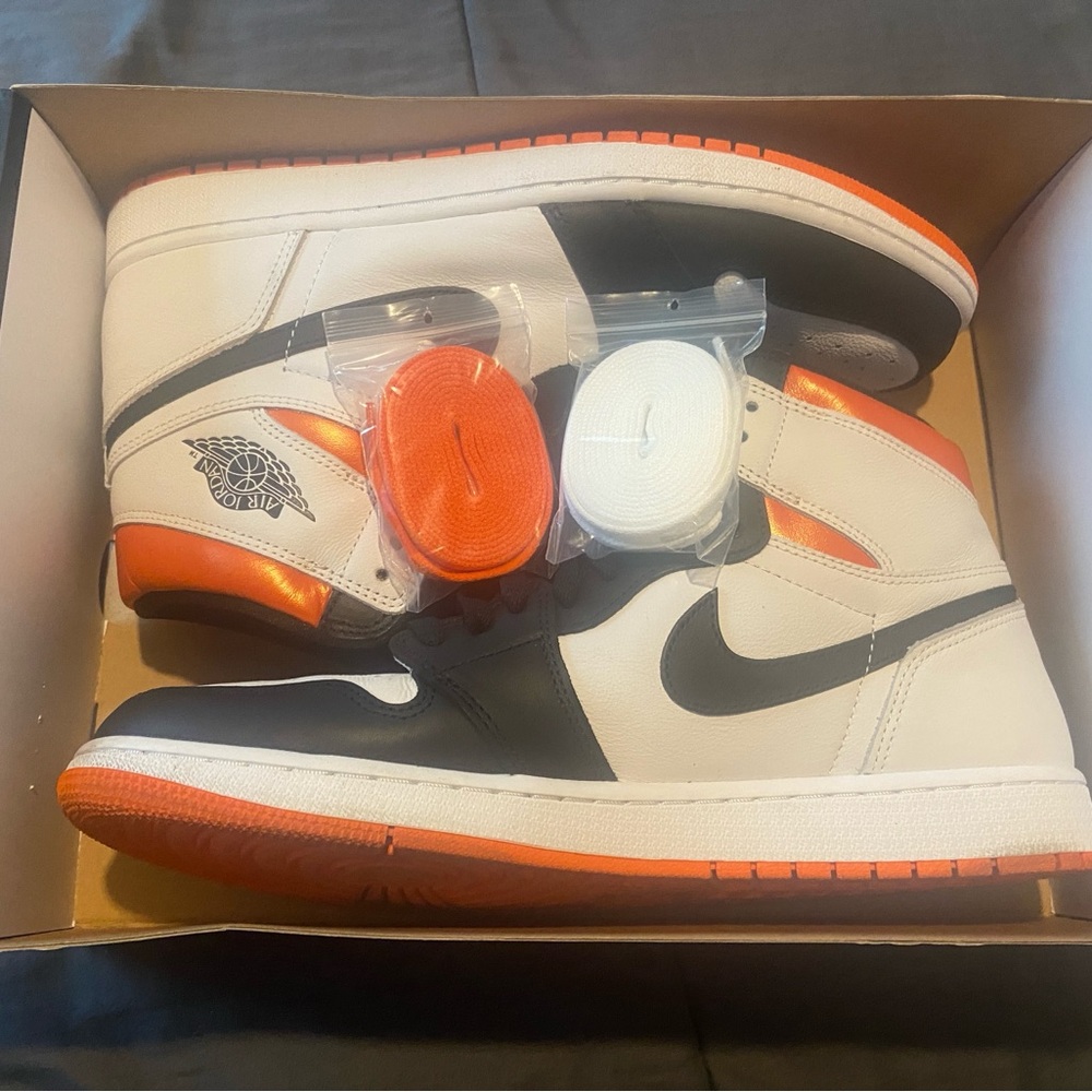 Nike Air Jordan 1 Retro High OG ‘Electro Orange’ - Picture 2 of 3